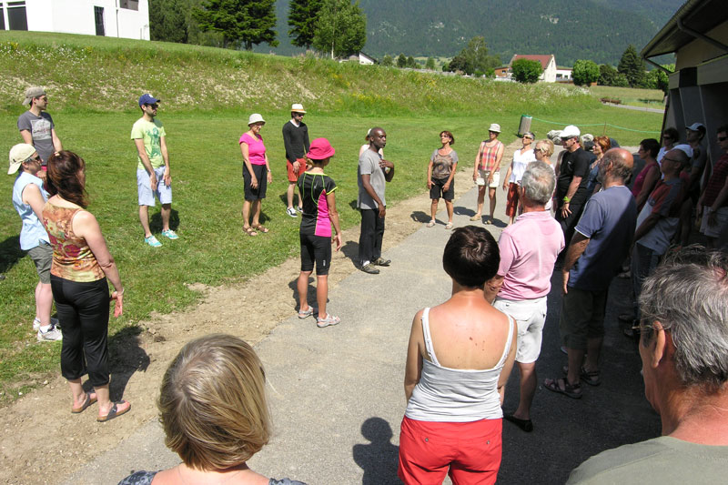 Jean-René, au centre, donne une séance d'initiation XPEO à Autrans.