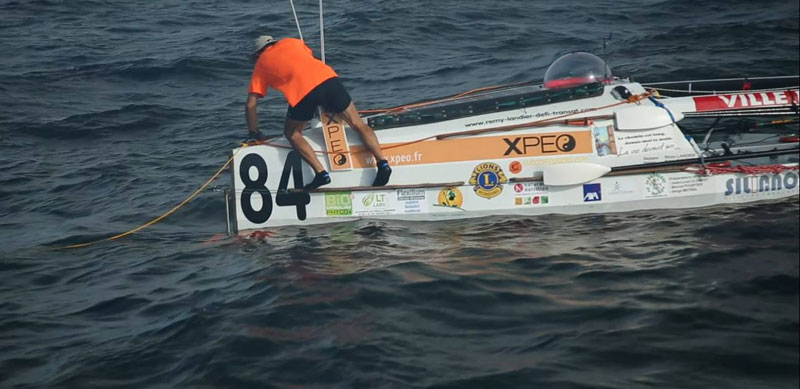 Même en plein océan, Rémy ne quitte pas son T-shirt XPEO ! (source photo :http://www.remy-landier-defi-transat.com/nouvelles-du-9-decembre/)