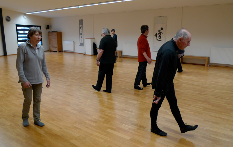 Entraînement à la marche en conscience pour alléger le pas